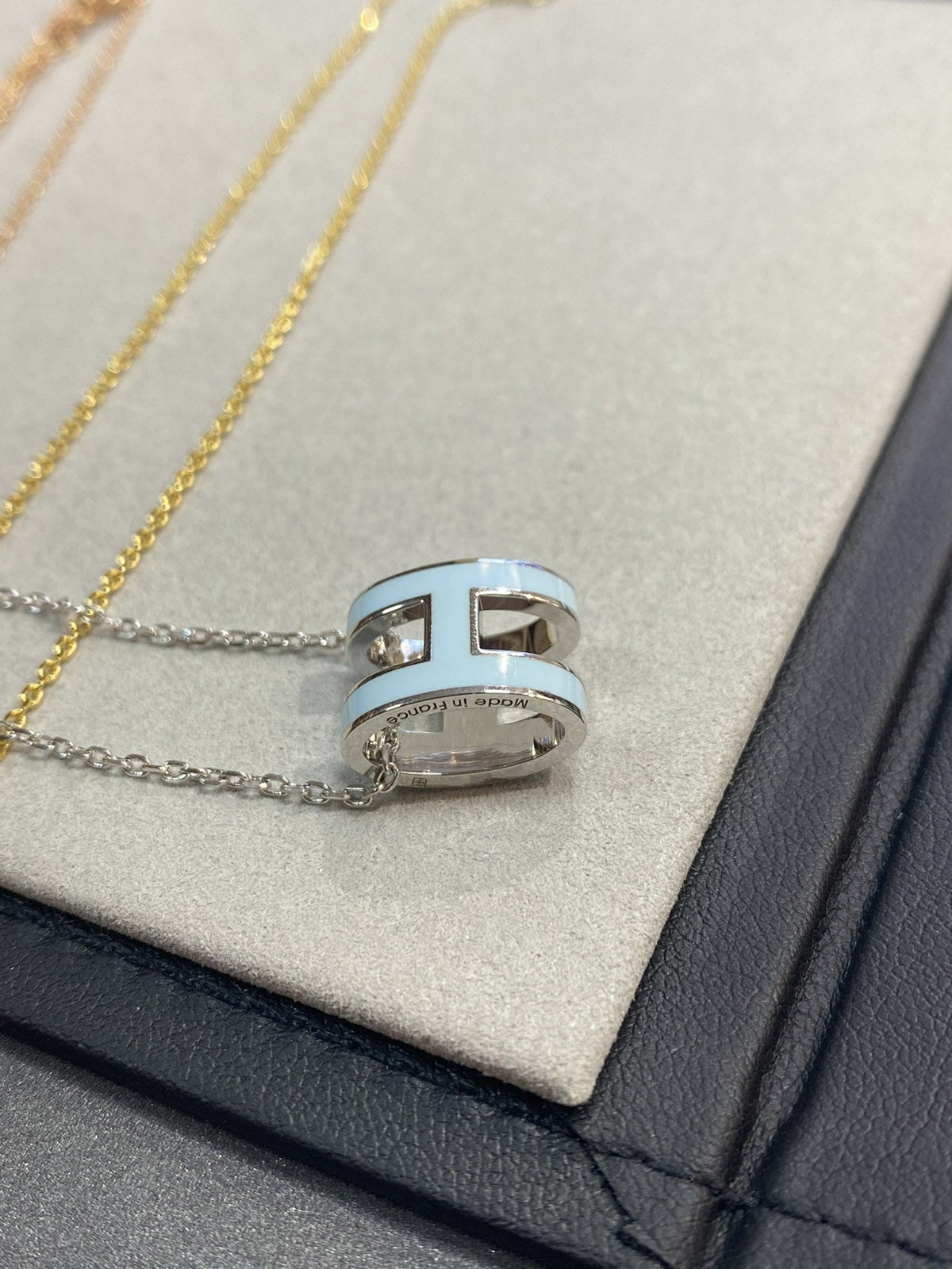 [Dawnora Jewelry]POP H LIGHT BLUE NECKLACE