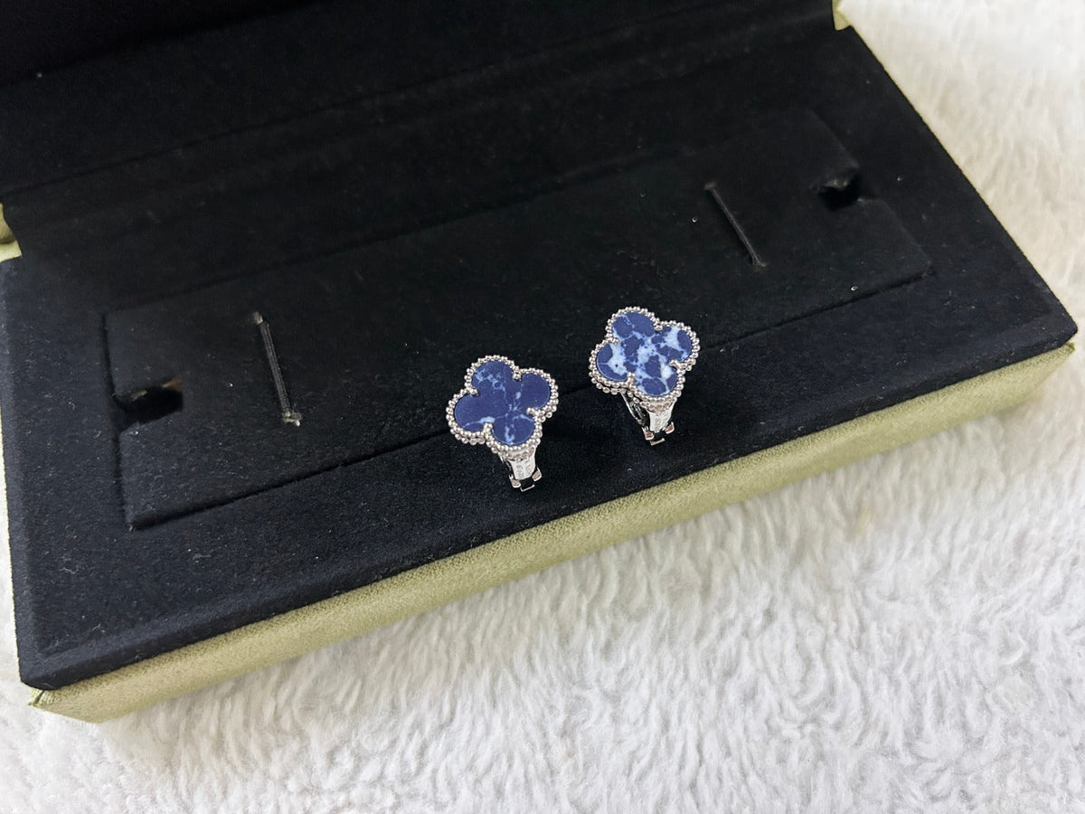 [Dawnora Jewelry]CLOVER PIETERSITE MEDIUM STUD EARRINGS