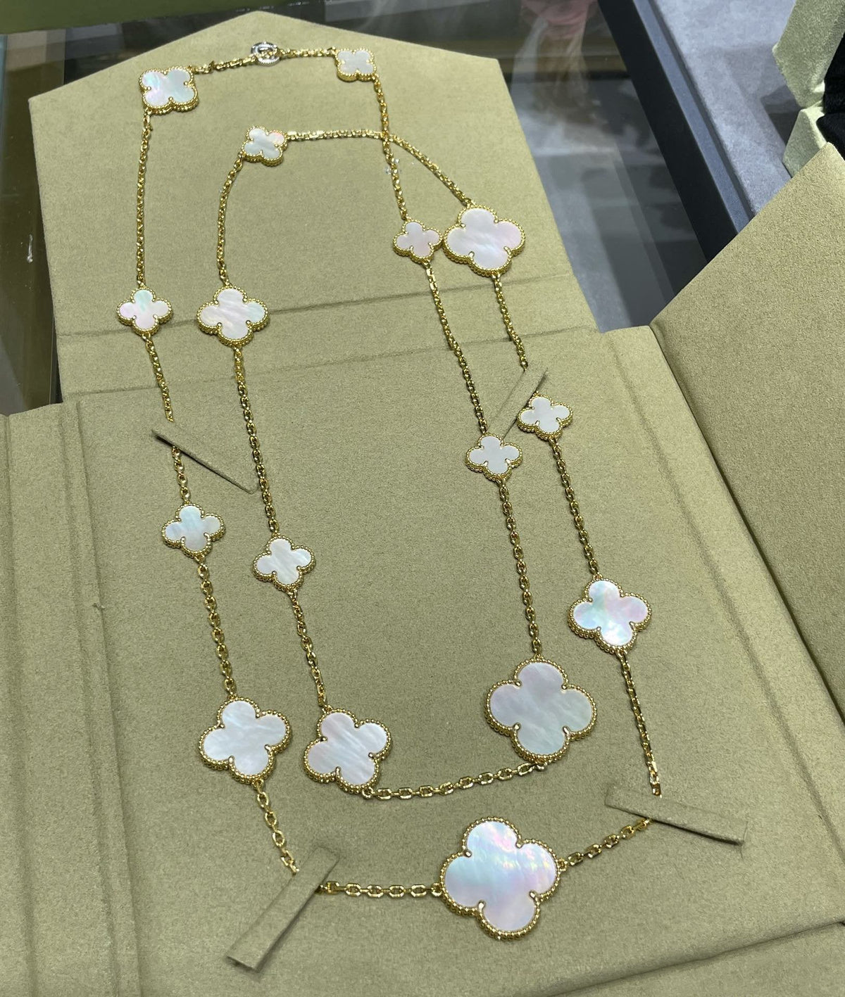 [Dawnora Jewelry]CLOVER 16 MOTIF WHITE MOP GOLD NECKLACE