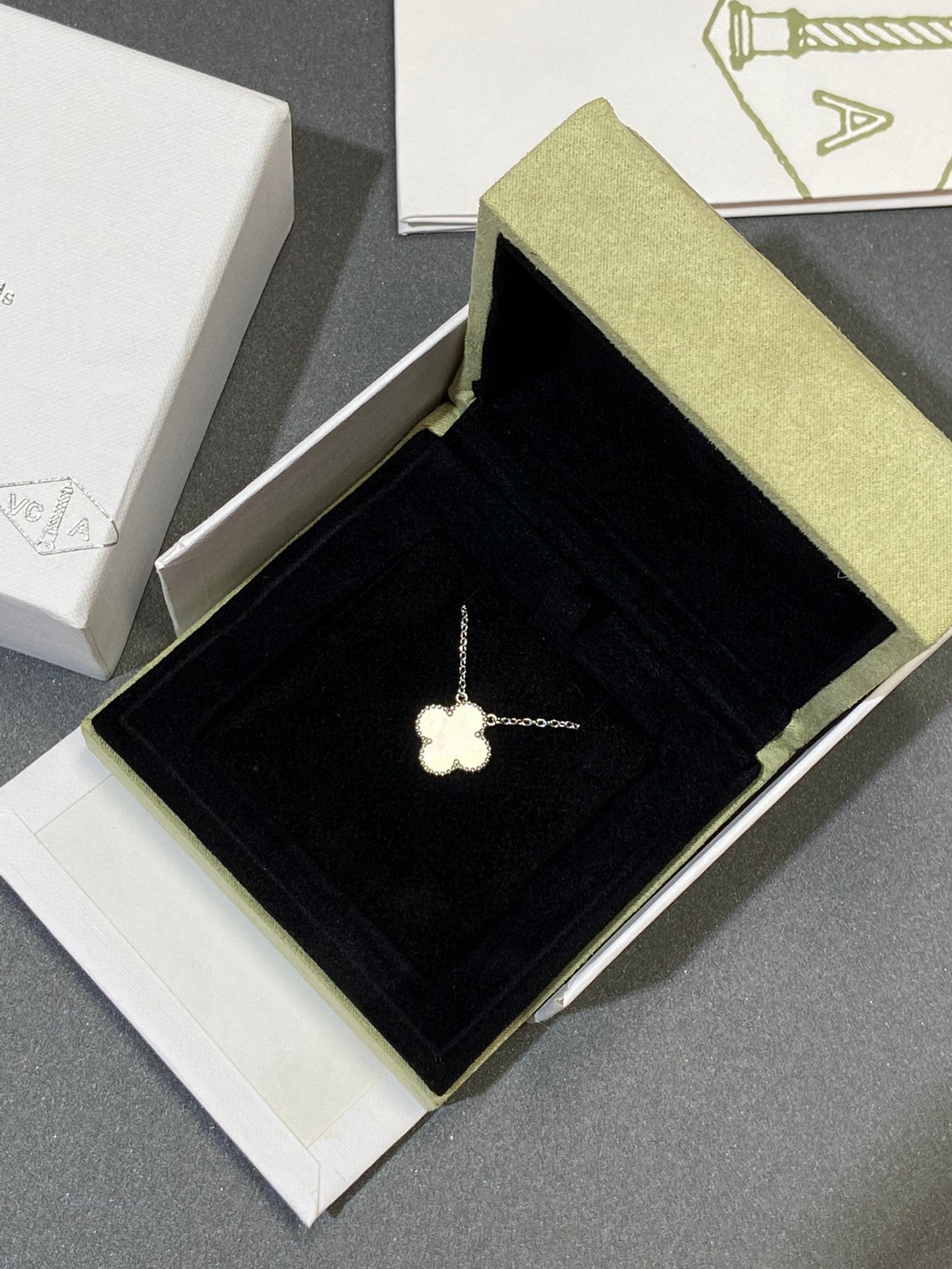 [Dawnora Jewelry]CLOVER MEDIUM SILVER WHITE MOP NECKLACE