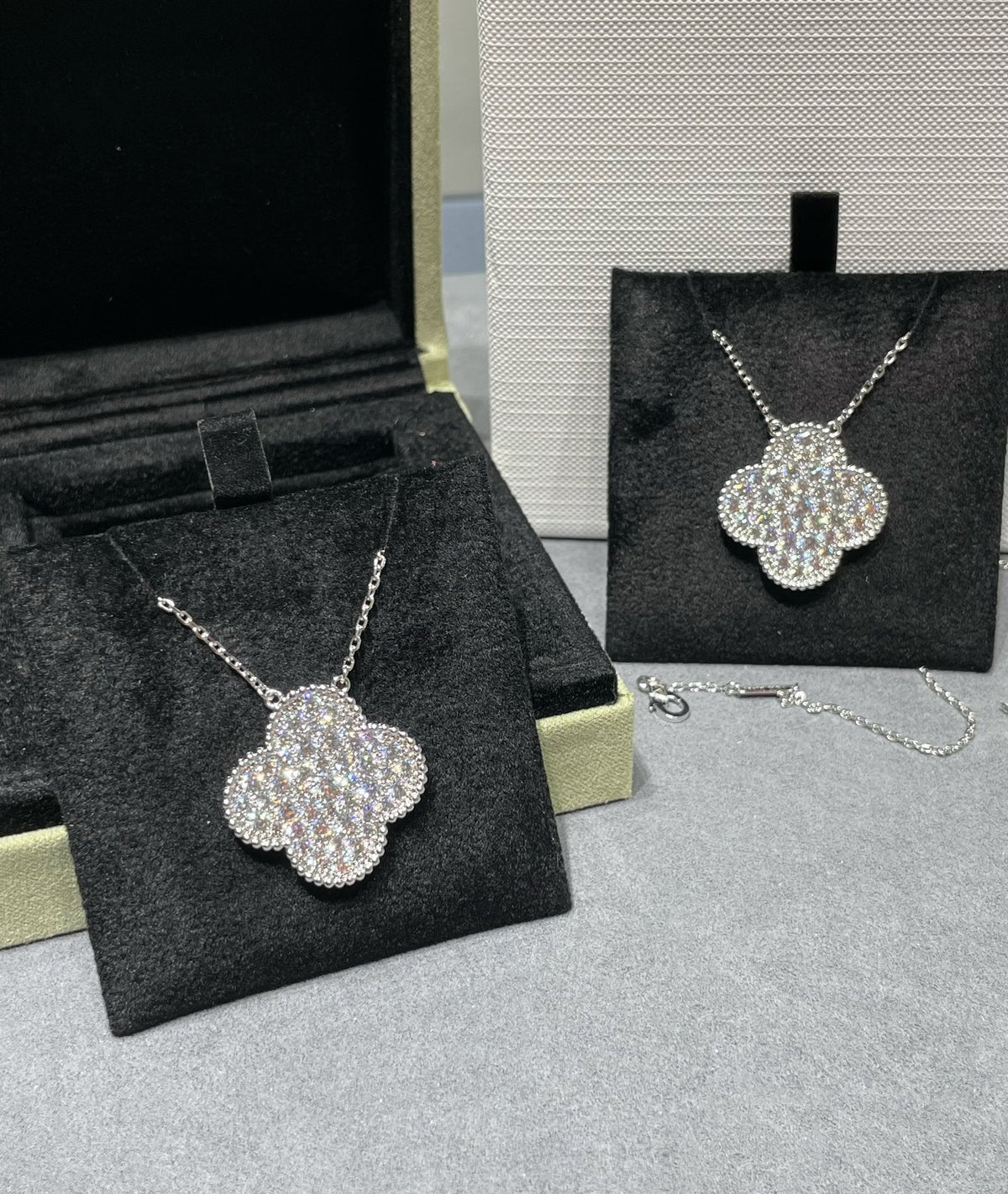 [Dawnora Jewelry]CLOVER 25MM LARGE PENDANT DIAMOND PAVED SILVER NECKLACE