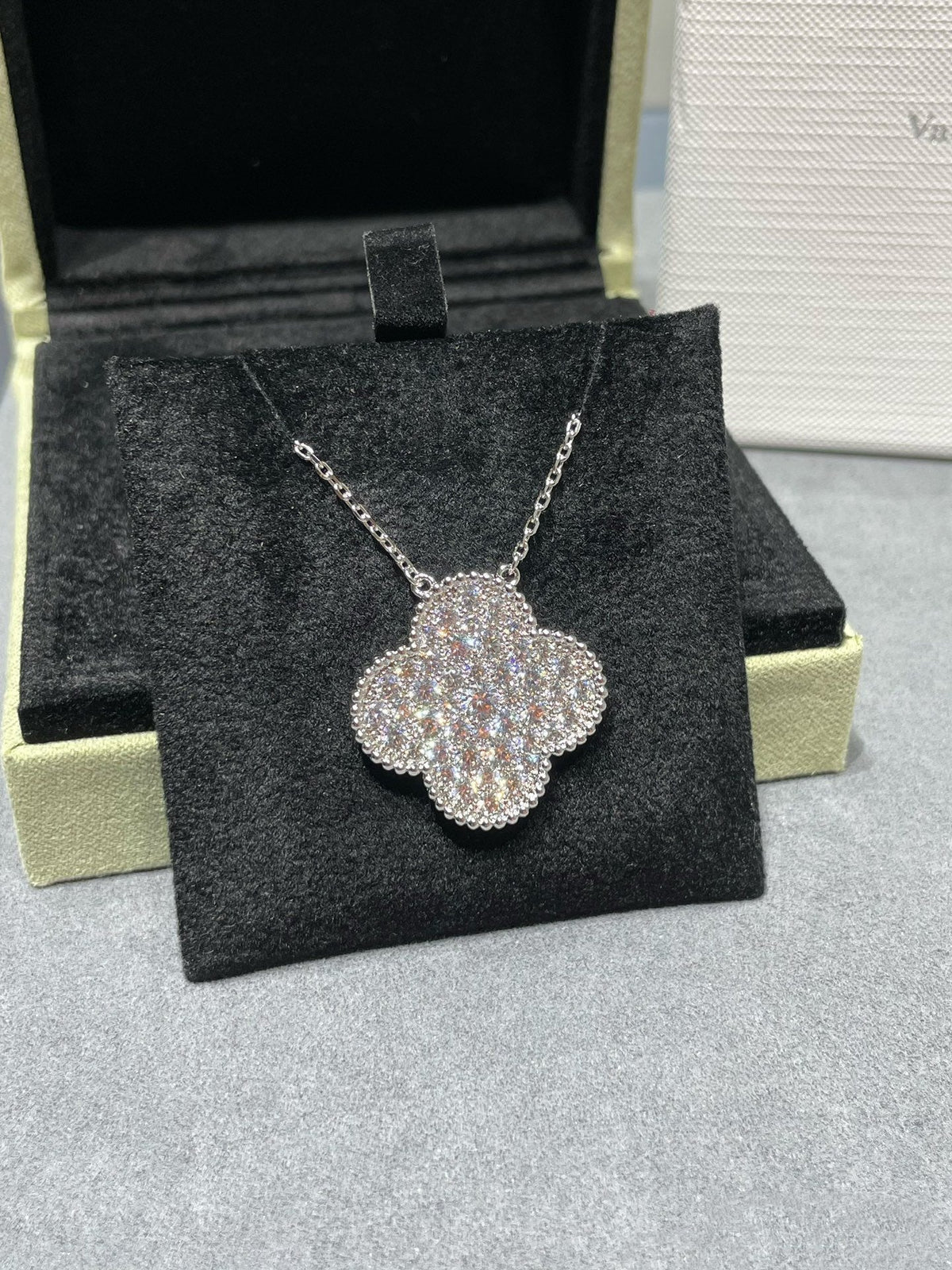 [Dawnora Jewelry]CLOVER 25MM LARGE PENDANT DIAMOND PAVED SILVER NECKLACE